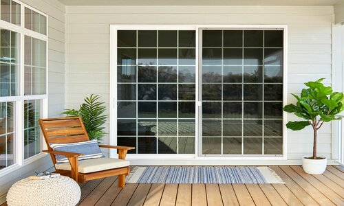 درب های شیشه ای ساده می‌توانند برای بخش ورودی حیاط به منزل استفاده شوند.